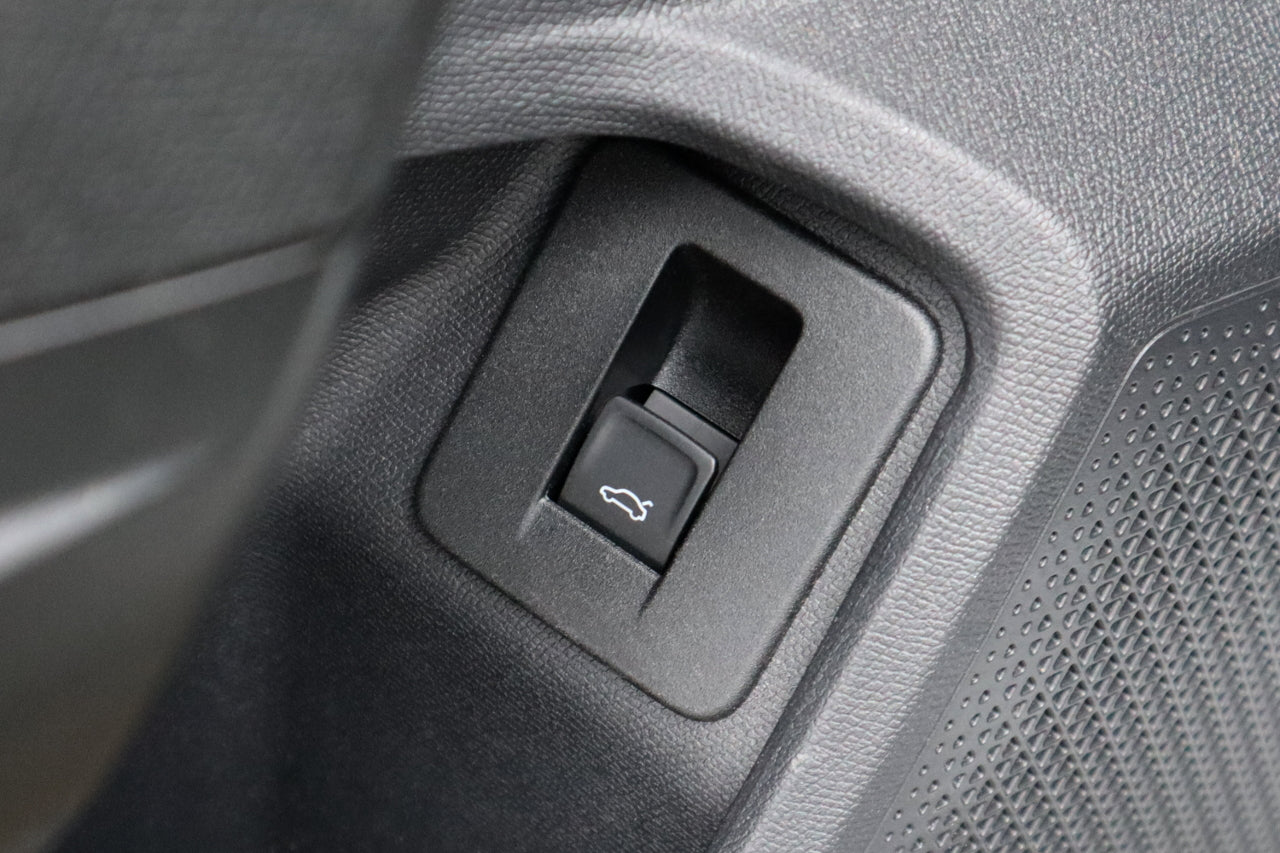 Push Button driver door eletrical tailgate for Seat Formentor KM7