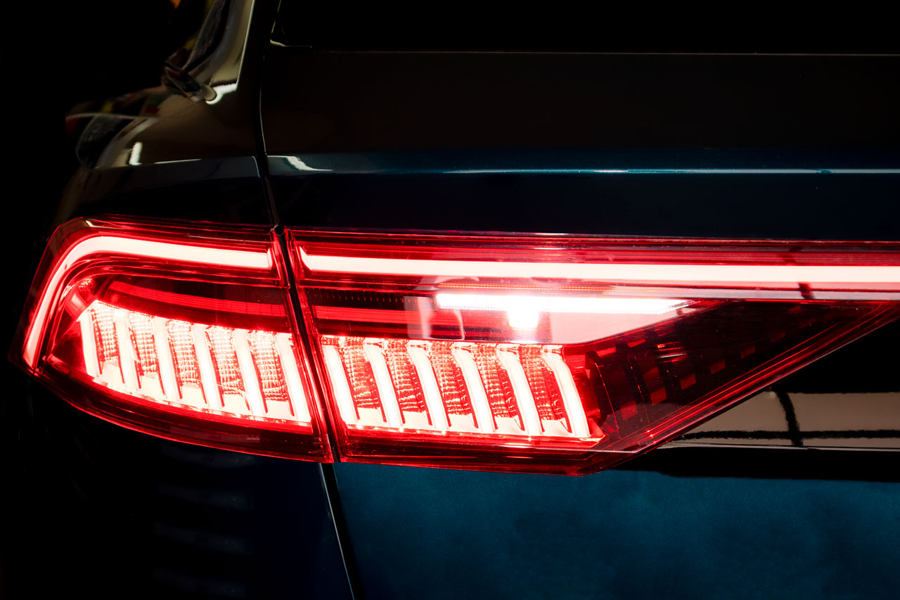 Complete set of LED rear lights with dynamic light staging for Audi Q8 4M